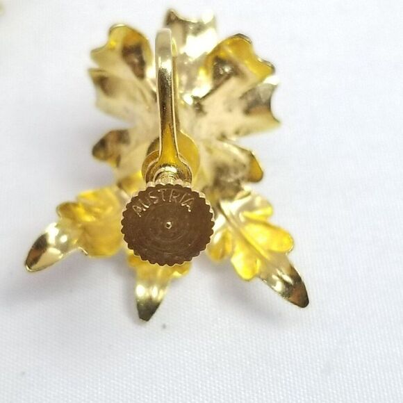 Vintage Made in Austria Earrings White Enamel Flower Floral Clip On Screw Back - Picture 5 of 8